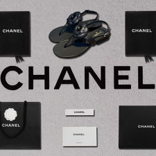 [샌들/슬리퍼] CHANEL 23S 팬더샵신발 플립플랍 크루즈슈즈 샤넬트위드 쪼리 CC로고 올블랙