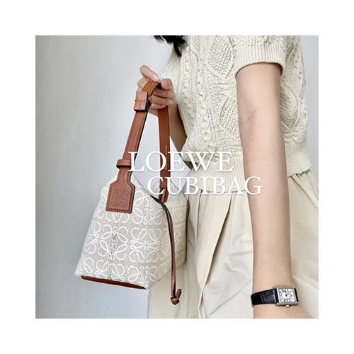 [LOEWE] 여성백 로에베 아나그램 규비백 자카드 카프스킨 숄더백 (정품급) 652104