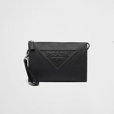 [PRADA] 남성백 FW25 BAG 프라다 시그니처 엠보싱 스트랩 클러치 핸드백 2VF039