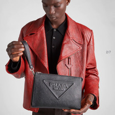 [PRADA] 남성백 FW25 BAG 프라다 시그니처 엠보싱 스트랩 클러치 핸드백 2VF039