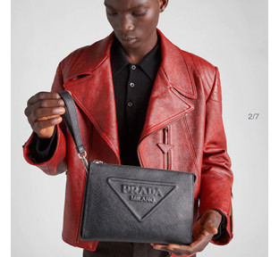 [PRADA] 남성백 FW25 BAG 프라다 시그니처 엠보싱 스트랩 클러치 핸드백 2VF039