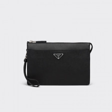 [PRADA] 남성백 FW25 Saffiano BAG 프라다 시그니처 엠보싱 스트랩 클러치 핸드백 2VF032