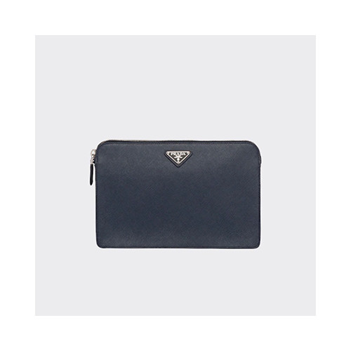 [PRADA] 남성백 FW25 Saffiano BAG 프라다 시그니처 엠보싱 스트랩 클러치 핸드백 2VF056