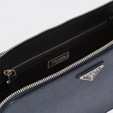 [PRADA] 남성백 FW25 Saffiano BAG 프라다 시그니처 엠보싱 스트랩 클러치 핸드백 2VF056