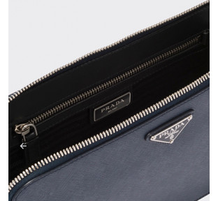 [PRADA] 남성백 FW25 Saffiano BAG 프라다 시그니처 엠보싱 스트랩 클러치 핸드백 2VF056