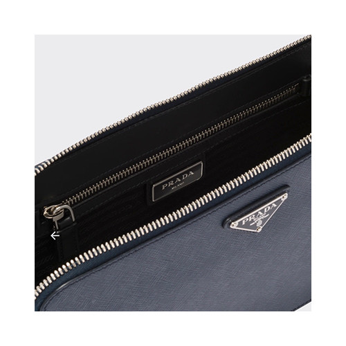 [PRADA] 남성백 FW25 Saffiano BAG 프라다 시그니처 엠보싱 스트랩 클러치 핸드백 2VF056