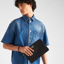 [PRADA] 남성백 FW25 Saffiano BAG 프라다 시그니처 엠보싱 스트랩 클러치 핸드백 2VF056