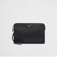 [PRADA] 남성백 FW25 Saffiano BAG 프라다 시그니처 엠보싱 스트랩 클러치 핸드백 2VF056