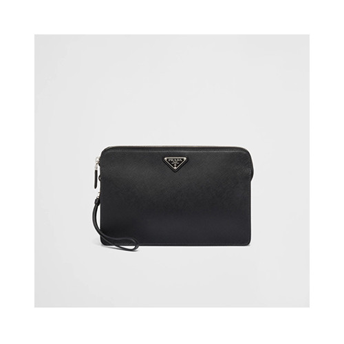 [PRADA] 남성백 FW25 Saffiano BAG 프라다 시그니처 엠보싱 스트랩 클러치 핸드백 2VF056